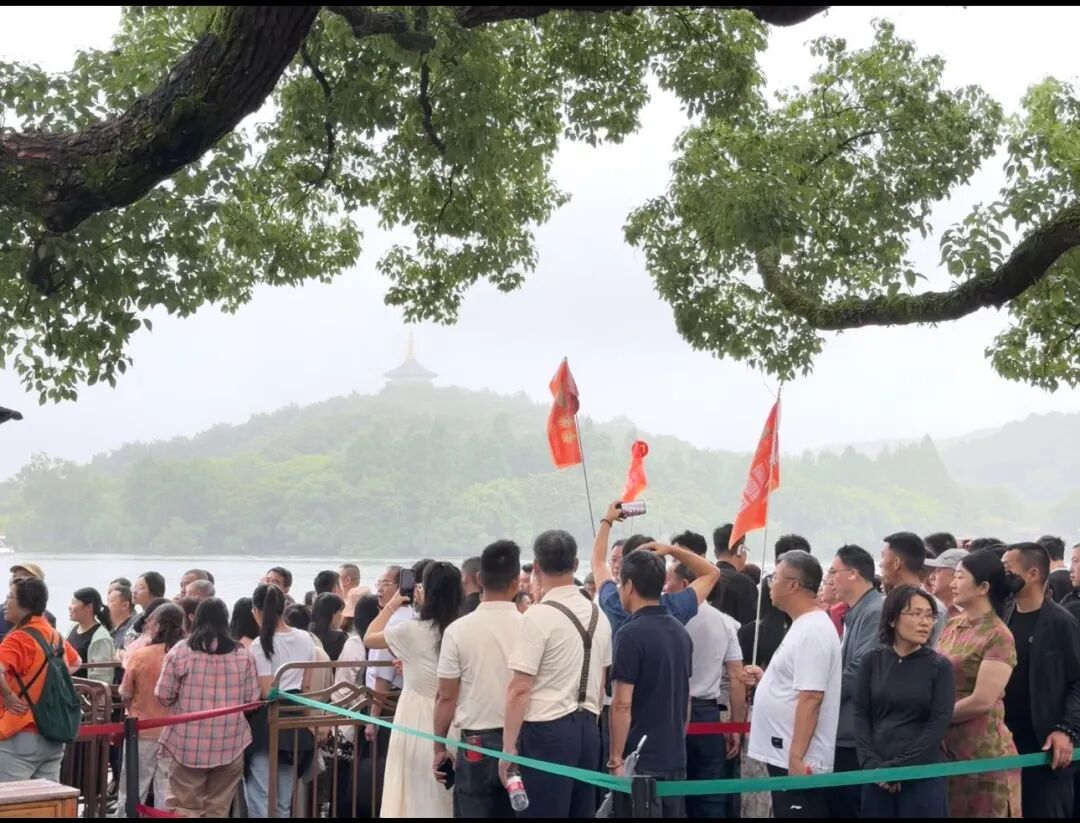 a-1400-person-group-tour-6.jpg a-1400-person-group-tour-6.jpg