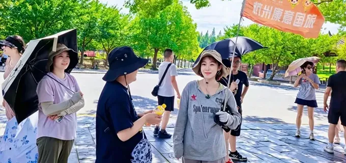 [Kangyi Documentary] Under the Scorching Sun, True to Our Original Aspiration! Tribute to the Most Beautiful Tour Guides Holding Their Posts in the High Heat